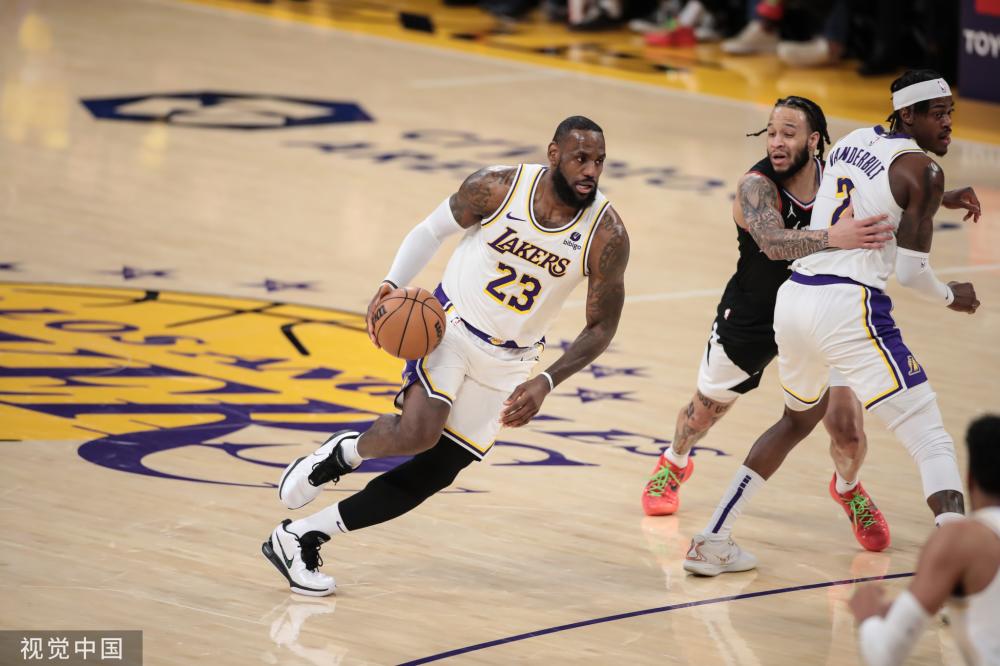 着其他年轻 着其他年轻